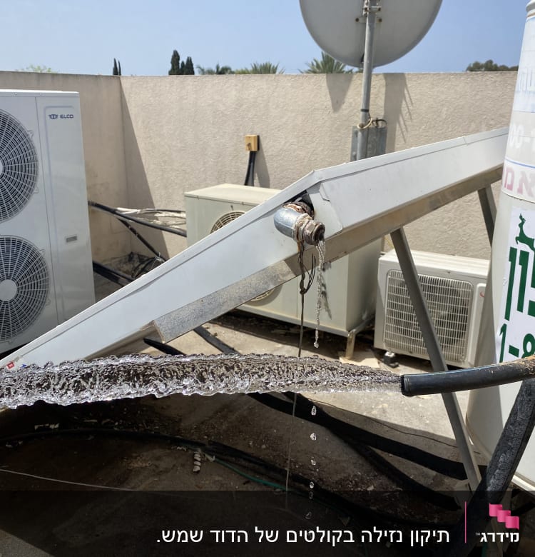 צינור מים מטפטף מחובר לדוד שמש על גג